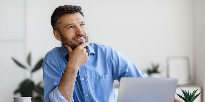 inteligência artificial. homem com expressão de entender seu negócio